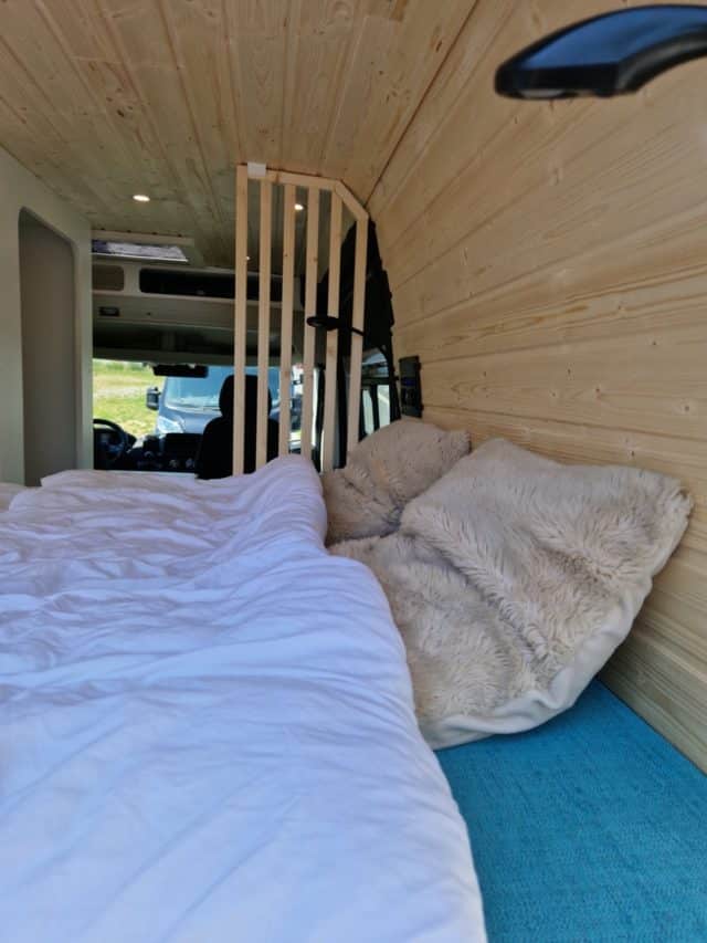 lit fixe dans fiat ducato avec intérieur bois